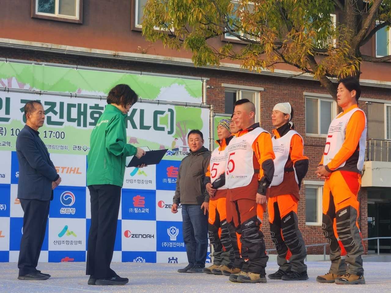 울진국유림관리소가 제22회 임업기능인 경진대회’에서 대상을 수상했다.[울진국유림관리소제공]