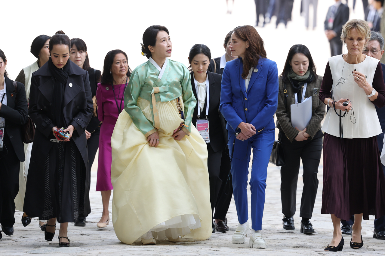 First lady Kim Hea Kyung (second from left) looks around Bulguksa, a Buddhist temple in Gyeongju, North Gyeongsang Province, with companions of leaders attending the APEC summit on Friday. (Yonhap)