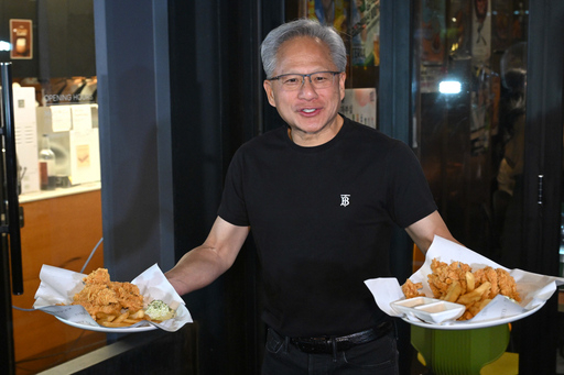 Nvidia CEO Jensen Huang shares fried chicken with reporters and citizens during a dinner with Samsung Electronics Chairman Lee Jae-yong and Hyundai Motor Group Executive Chair Chung Euisun in Samseong-dong, Seoul, on Thursday. (Newsis)
