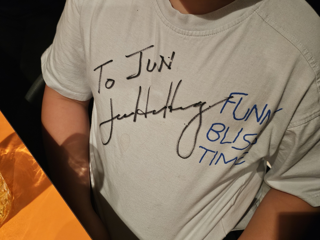 The T-shirt of a child signed by Nvidia CEO Jensen Huang at Kkanbu Chicken in Gangnam, Seoul, Thursday.  (Yonhap)