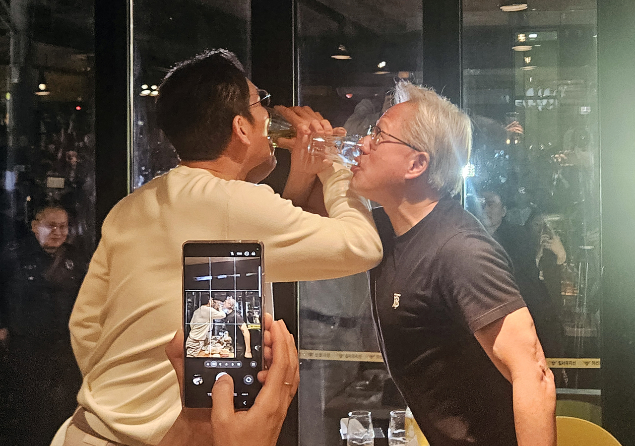 Nvidia CEO Jensen Huang (right) shares a “love shot” with Samsung Electronics Chair Lee Jae-yong (left) and Hyundai Motor Group Executive Chair Chung Euisun (behind Lee) at a chicken restaurant in Samseong-dong, Seoul, Thursday. (Yonhap)