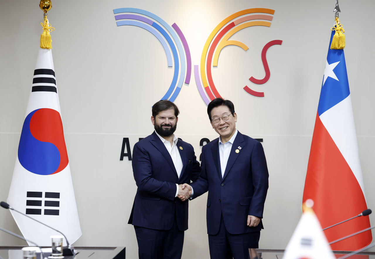 South Korean President Lee Jae Myung (right) shakes hands with Chilean President Gabriel Boric before their bilateral summit in Gyeongju, North Gyeongsang Province, Friday. (Yonhap)