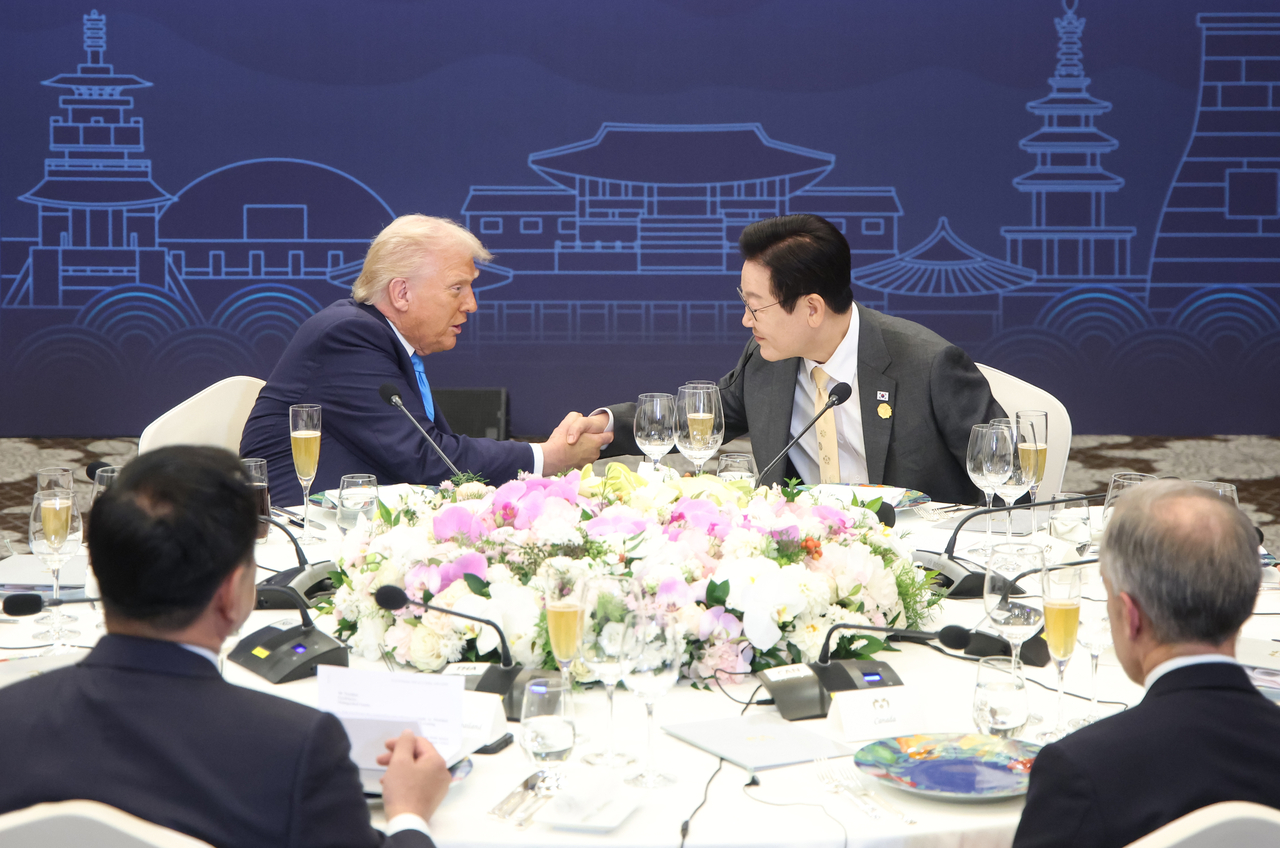 South Korean President Lee Jae Myung (right) and US President Donald Trump shake hands during a special state dinner hosted by Lee at the grand ballroom of the Hilton Hotel in Gyeongju, North Gyeongsang Province, Wednesday. (Yonhap)
