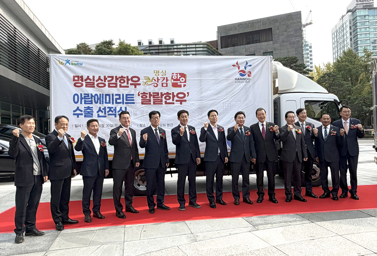 지난달 30일, 10두 분량 총 330㎏ 규모의 ‘명실상감한우’ 안심 등 주요 부위가  아랍에미리트로 첫 수출됐다 [상주시 제공]