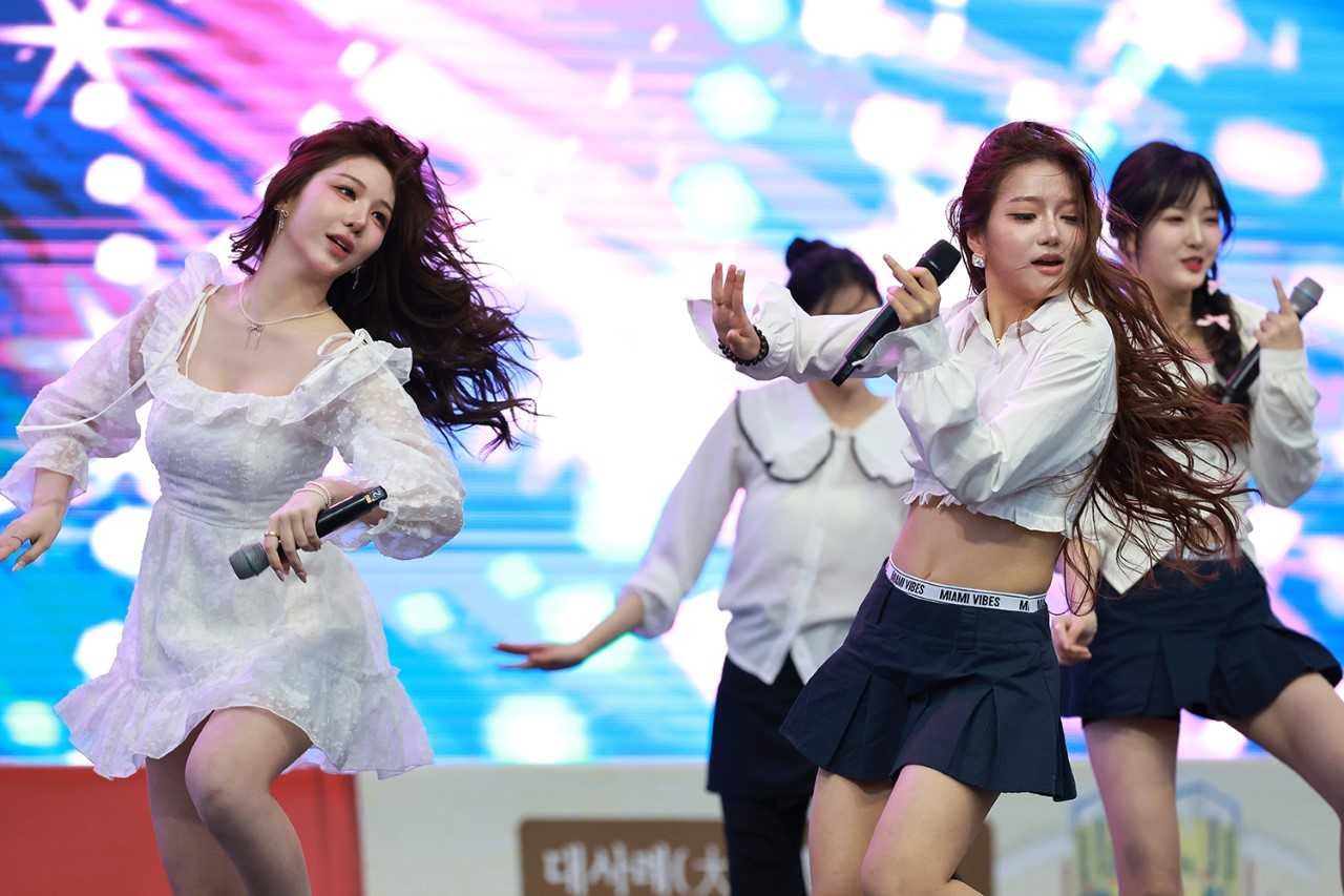 ‘2025 전국 청소년 댄스페스티벌’이 1일오후 예천활축제&농산물축제’ 특설무대에서 성황리에 열렸다.[예천군 제공]