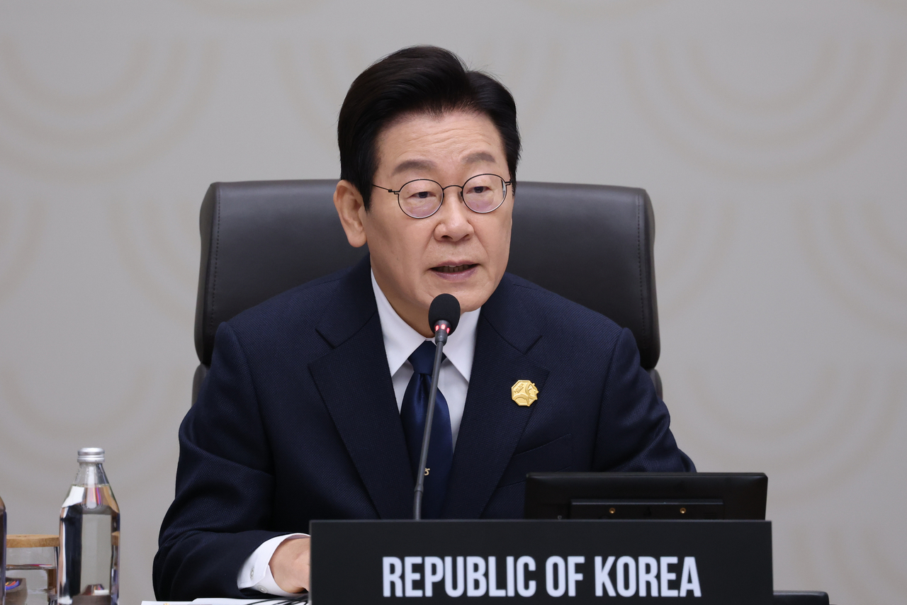 President Lee Jae Myung, chair of the 2025 Asia-Pacific Economic Cooperation Summit, delivers remarks during the second session held at the Hwabaek International Convention Center in Gyeongju on Saturday. (Joint Press Corp.)