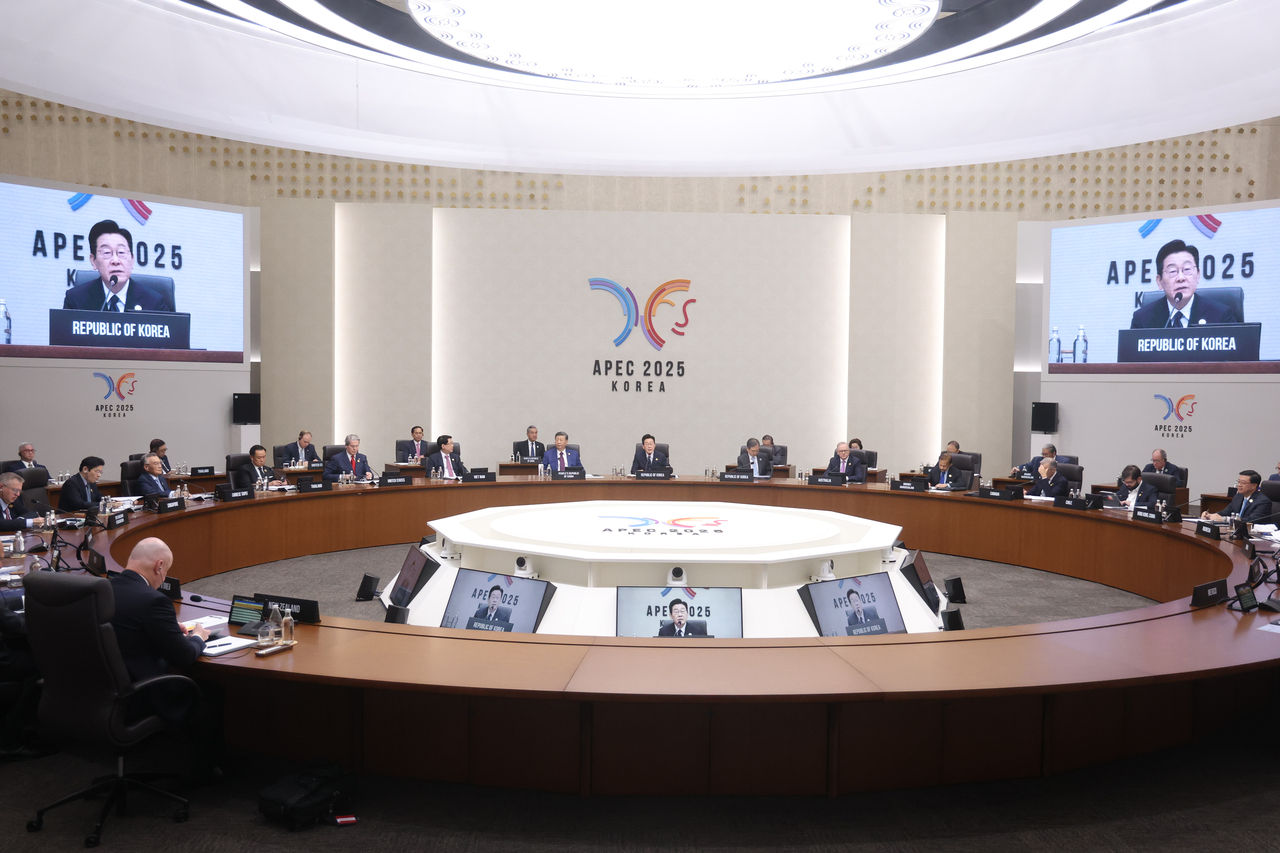 President Lee Jae Myung (on screen) chairs Session 2 of the Asia-Pacific Economic Cooperation summit held in the southeastern city of Gyeongju on Saturday. (Yonhap)