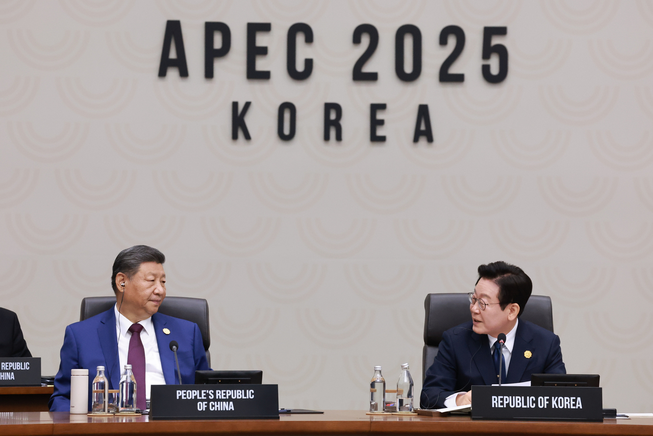 President Lee Jae Myung (riight) speaks during Session 2 of the Asia-Pacific Economic Cooperation summit held in the southeastern city of Gyeongju on Saturday, with Chinese President Xi Jinping seated beside him. (Yonhap)