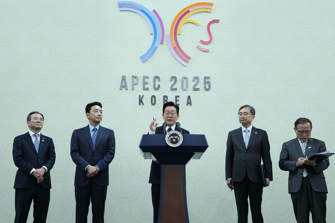 President Lee Jae Myung holds a press conference in the southeastern city of Gyeongju on Saturday, following the Asia-Pacific Economic Cooperation summit. (Yonhap)