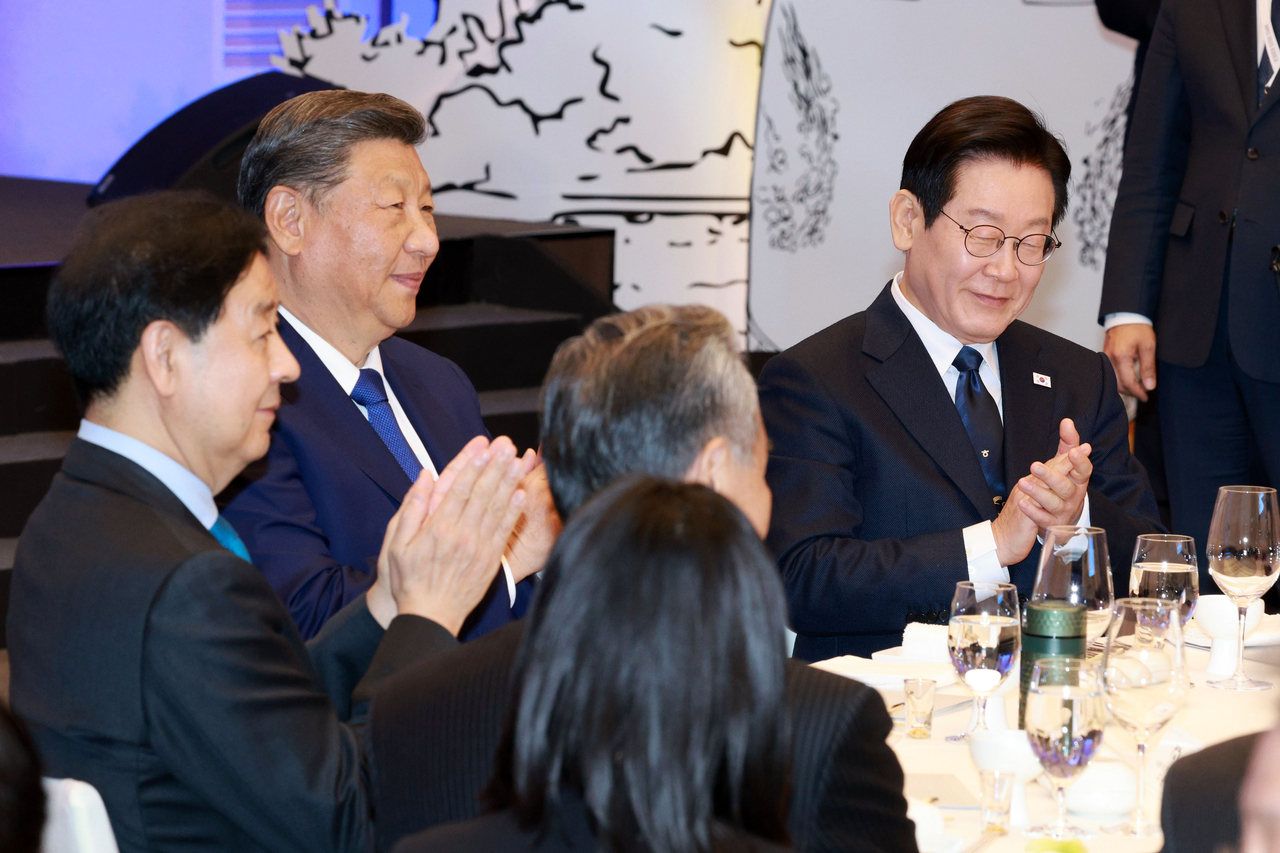 President Lee Jae Myung (first from right) and Chinese President Xi Jinping (second from right) applaud during a state banquet held at Sono Calm Gyeongju in North Gyeongsang Province on Saturday. (Yonhap)