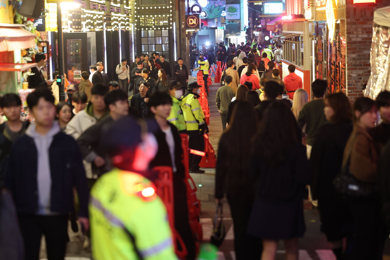 Crowds are gathered in Itaewon, central Seoul, on Friday to celebrate Halloween. (Yonhap)