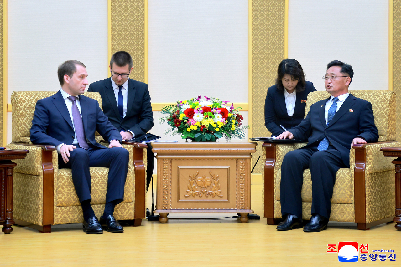 Workers' Party Korea Secretary Kim Tok-hun greets the Russian delegation on Friday. (Yonhap)