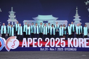 APEC leaders wear hanbok-inspired scarves for group photo
