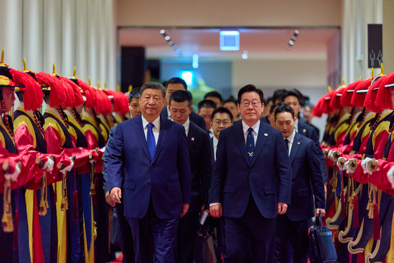South Korean President Lee Jae Myung (right) and Chinese President Xi Jinping head to the state banquet held at Sono Calm Gyeongju in North Gyeongsang Province, Saturday. (Presidential office)