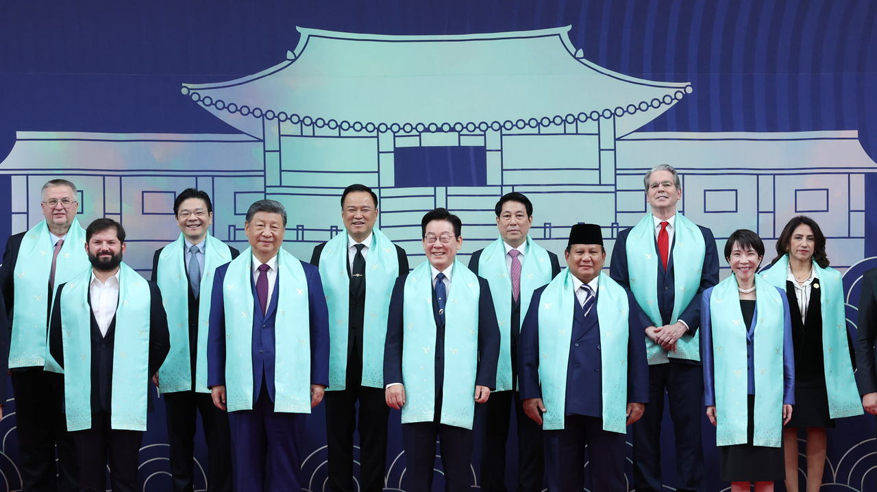 President Lee Jae Myung (center, front row) takes a group photo with global leaders during the Asia-Pacific Economic Cooperation summit held in the southeastern city of Gyeongju on Saturday. (Yonhap)