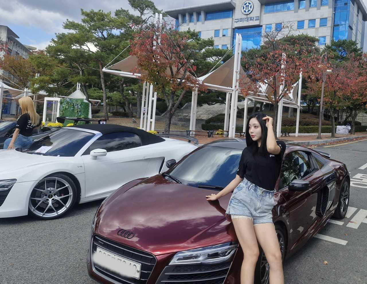 구미대에서 열린 튜닝카 페스티벌에서 레이싱 모델이 포즈를 취하고 있다.[구미대 제공]