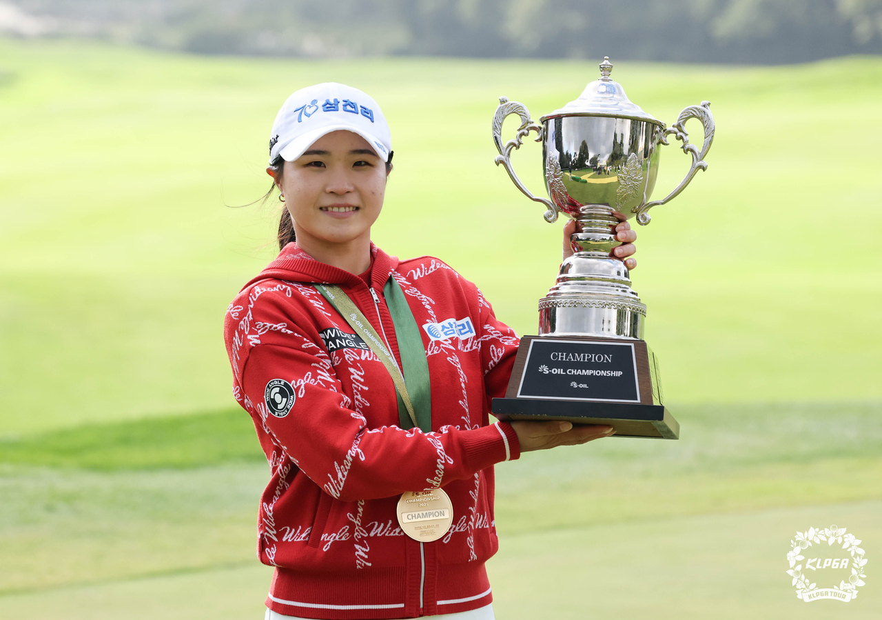 우승 트로피를 들고 포즈를 취한 고지원. [사진=KLPGA]