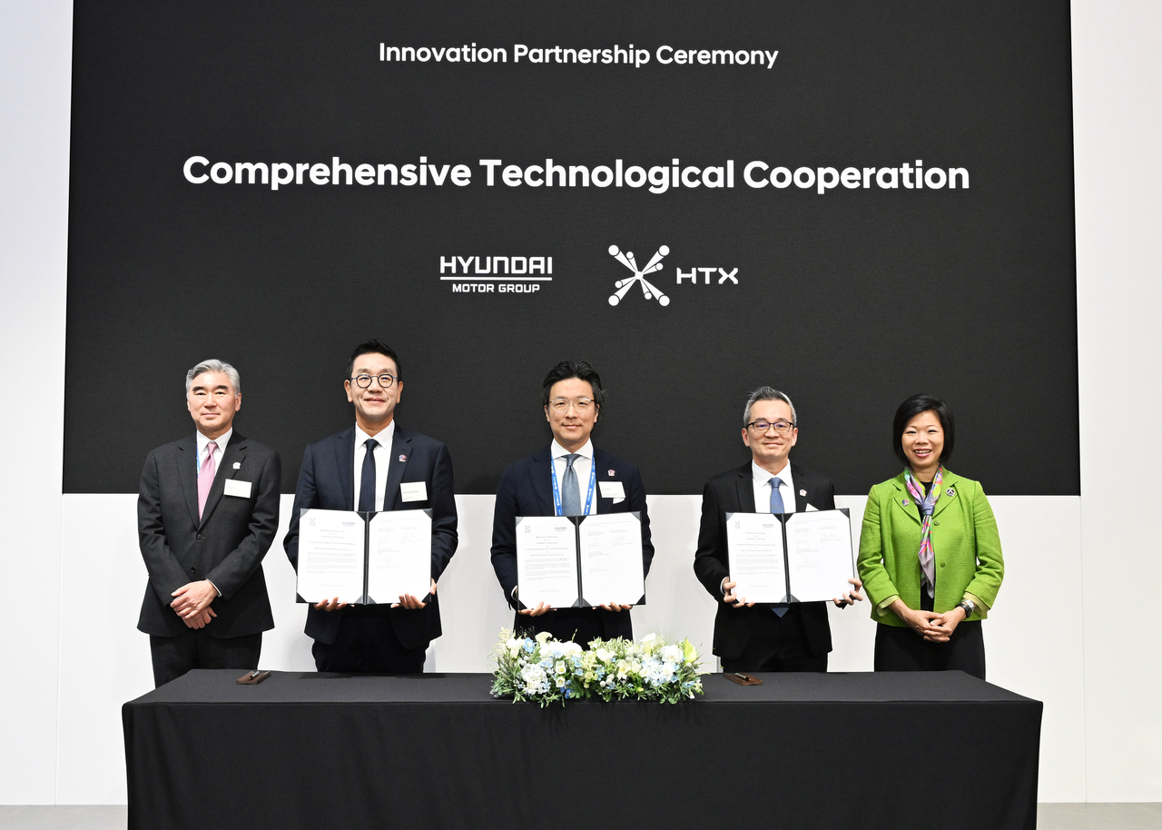 From left: Hyundai Motor Company President Sung Kim; Park Hyun-sung, CEO of Hyundai Motor Group Innovation Center in Singapore; Kim Il-bum, executive vice president of the global policy office at Hyundai Motor Group; Home Team Science and Technology Agency CEO Chan Tsan; Sim Ann, senior minister of the State, Singapore Ministry of Foreign Affairs and the Ministry of Home Affairs, pose for a photo at the signing ceremony of an MOU on innovative technology cooperation on the sidelines of the APEC 2025 Summit on Friday. (Hyundai Motor Group)