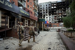 Ukraine sends special forces to embattled eastern city