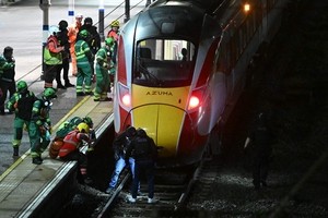 UK train stabbing wounds 10, two suspects arrested