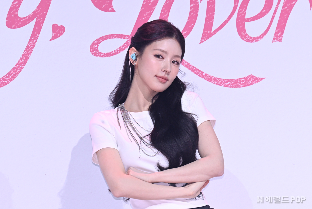 [헤럴드POP=윤병찬 기자] 아이들 미연이 3일 오후 서울 용산구에 위치한 블루스퀘어 SOL트래블홀에서 두번째 솔로미니 앨범 2집 ‘마이,러버(MY,LOVER)’ 발매 기념 쇼케이스에 참석해 포토타임을 가지고 있다.