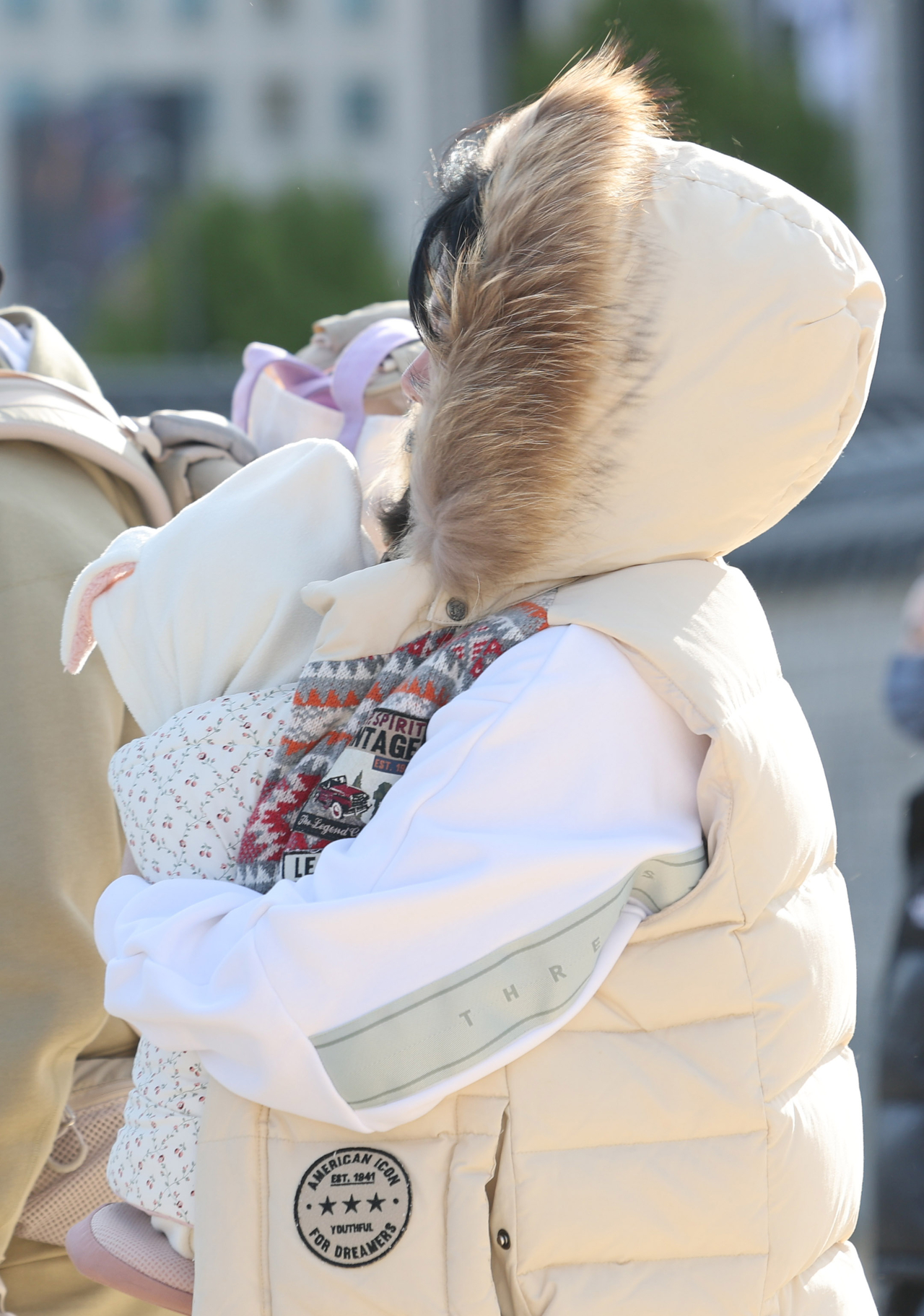 A woman in winter outerwear walks near Gyeongbokgung in central Seoul on Sunday. (Yonhap)
