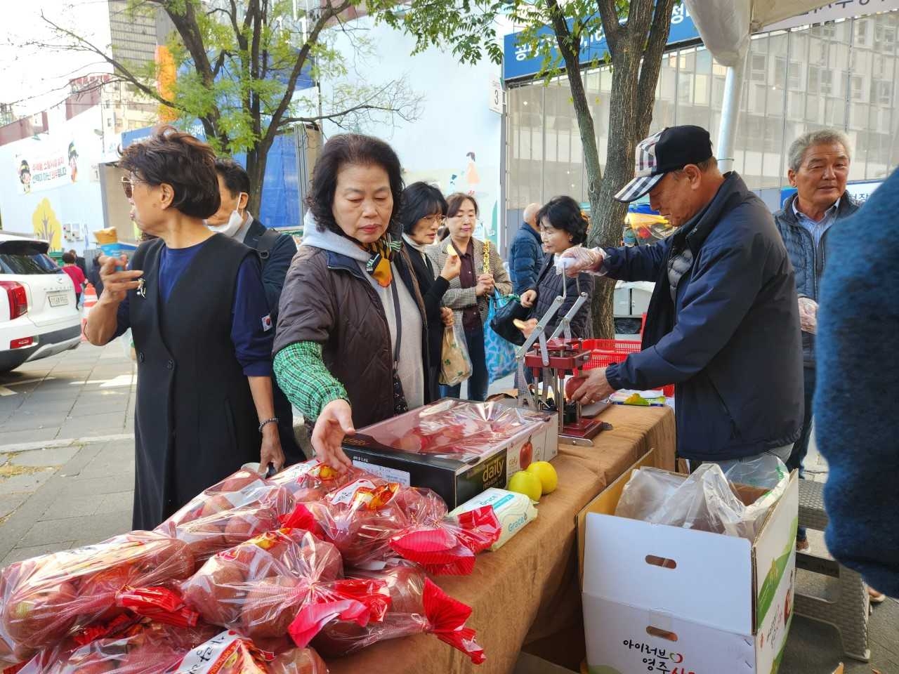 영주사과가 지난 1일 서울 종로구 남인사마당에서 열린 ‘제1회 진상(進上) 축제’에 참가해 시민들의 발걸음이 이어지고 있다.[영주시 제공]