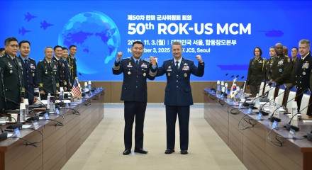 진영승 한국 합동참모의장과 존 대니얼 케인 미국 합참의장은 3일 국방부 합동참모본부에서 제50차 한미 군사위원회 회의(MCM)를 개최했다. [합참 제공]