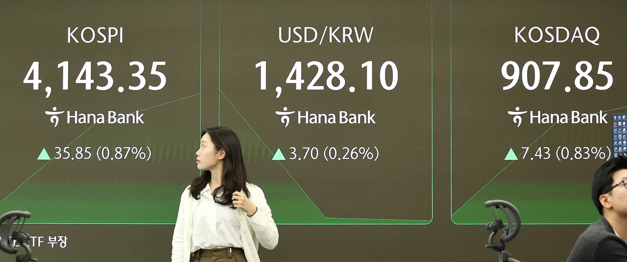 An electronic board showing the Korea Composite Stock Price Index at a dealing room of the Hana Bank headquarters in Seoul on Monday. (Yonhap)