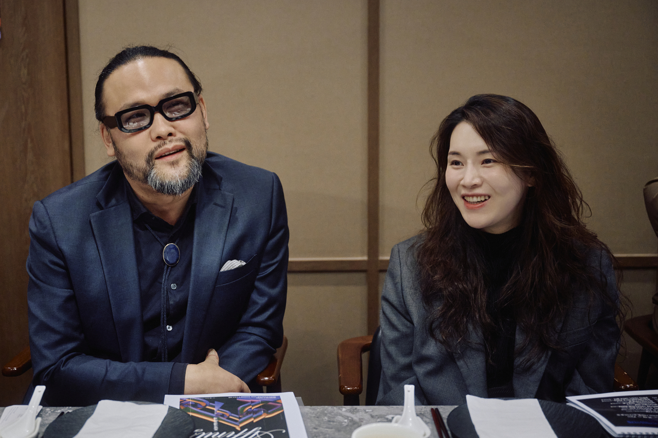 Bass-baritone Samuel Youn (left) and Park Yu-shin, cellist and music director of Music Festival Pohang, participate in a press conference Monday in Seoul. (Pohang Cultural Foundation)