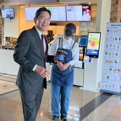 Samsung chief surprises cafe employee with cash gift during APEC
