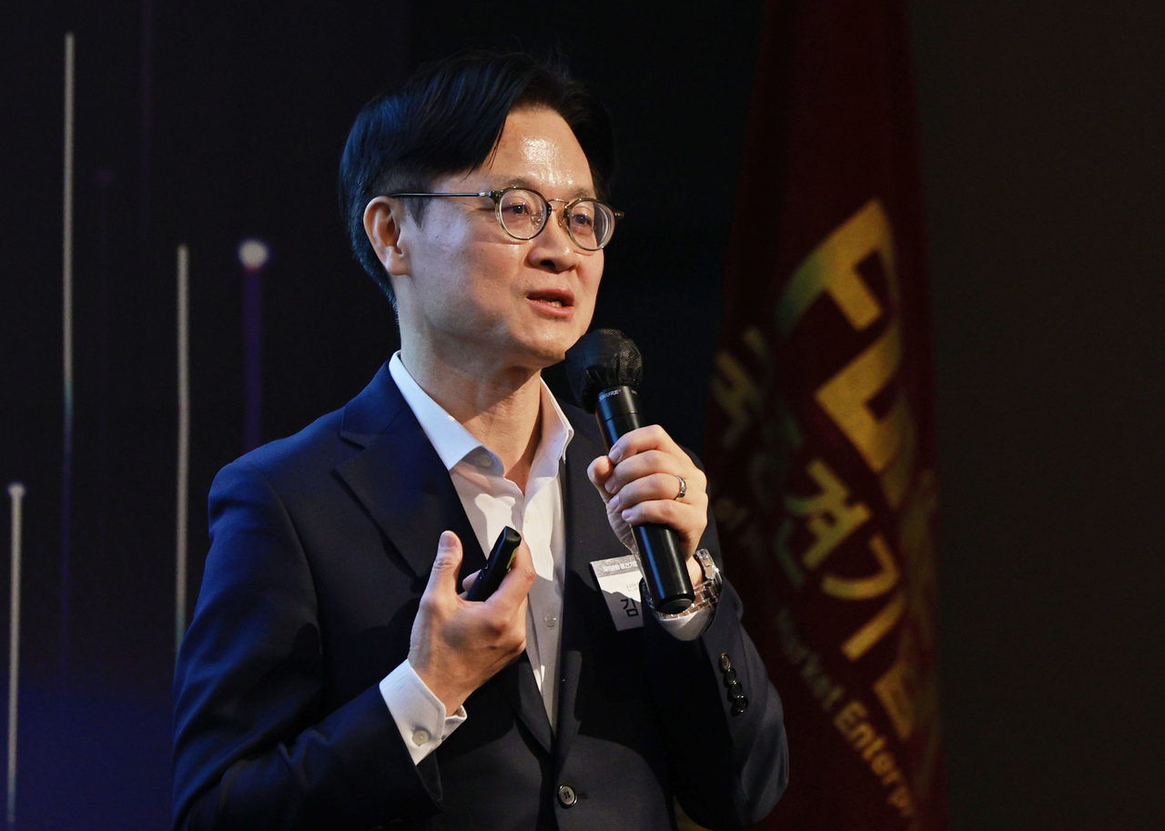 Industry Minister Kim Jung-kwan speaks during a meeting with CEOs of medium-sized companies at the Grand Hyatt Seoul on Monday. (Yonhap)