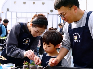 현대위아, '그린 더 플래닛' 개최...밀원수 300그루 심어 - 뉴스 썸네일 이미지