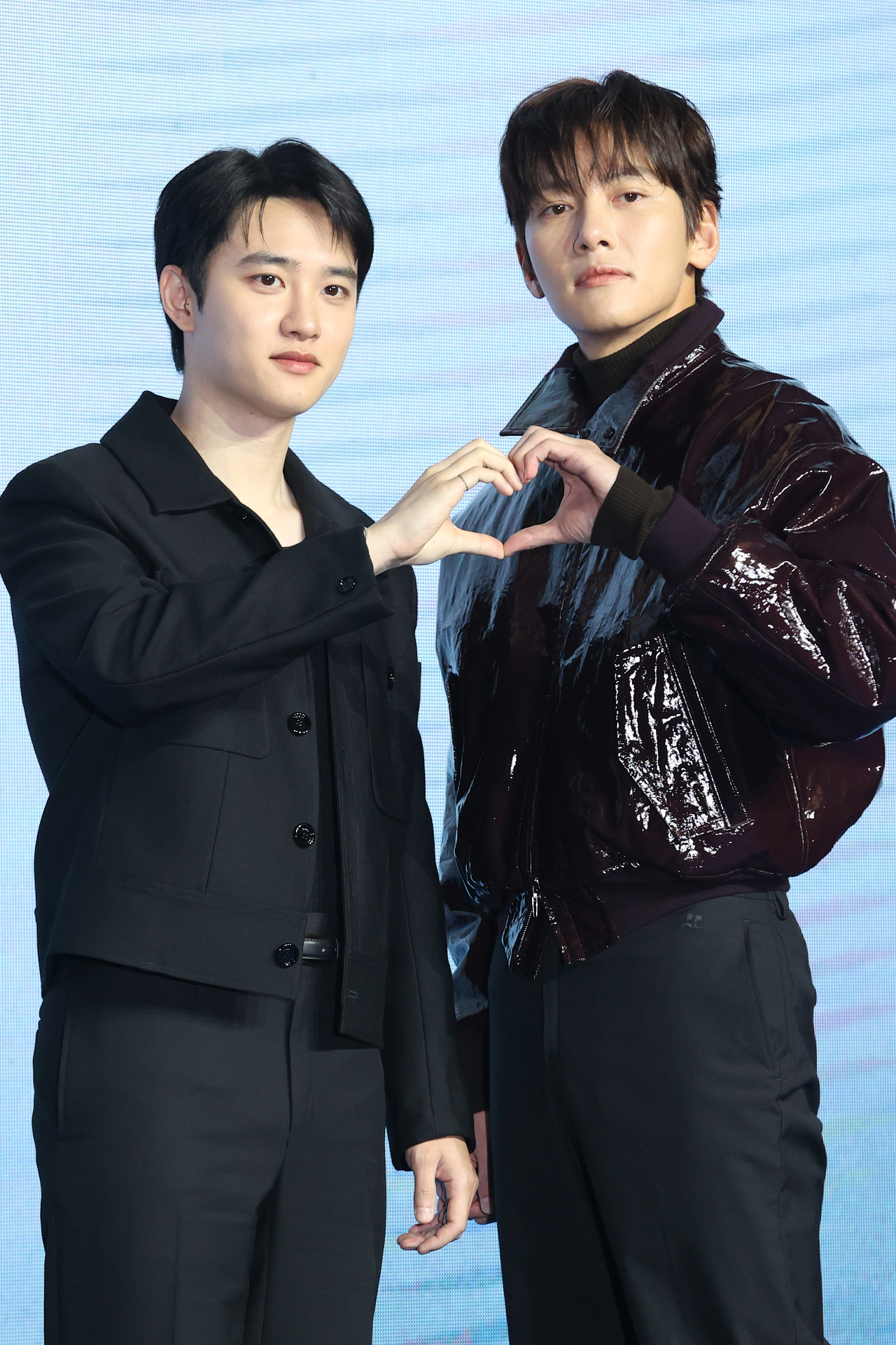 Do Kyung-soo (left) and Ji Chang-wook pose for a photo during a press conference held in Seoul, Monday. (Yonhap)
