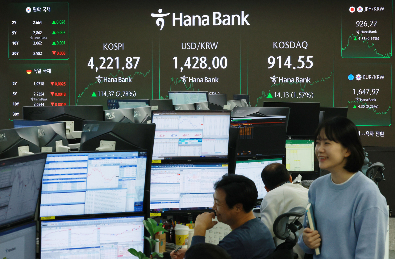 An electronic board showing the Korea Composite Stock Price Index at a dealing room of the Hana Bank headquarters in Seoul on Monday. (Yonhap)