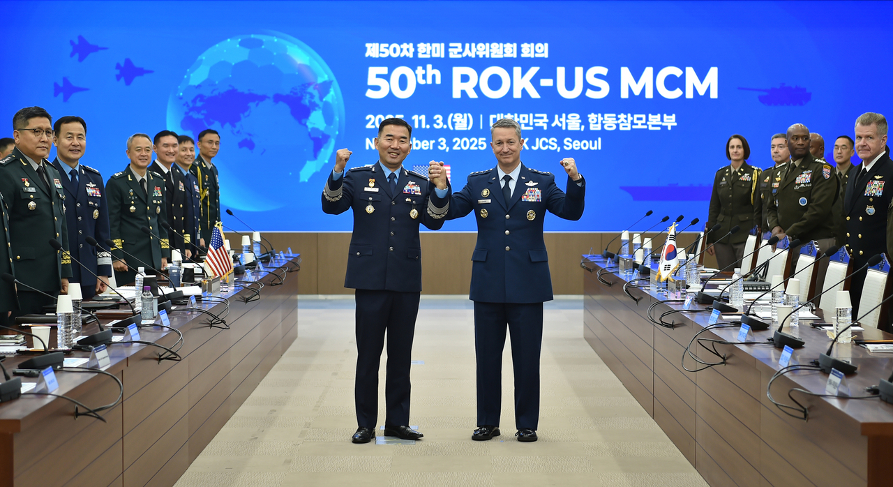 Gen. Jin Yong-sung (left), chair of South Korea’s Joint Chiefs of Staff, and Gen. John Daniel Caine, chair of the US Joint Chiefs of Staff, pose for a photo ahead of the 50th ROK-US military committee meeting at the Joint Chiefs of Staff headquarters in Yongsan, Seoul, on Monday. (South Korea's Joint Chiefs of Staff)