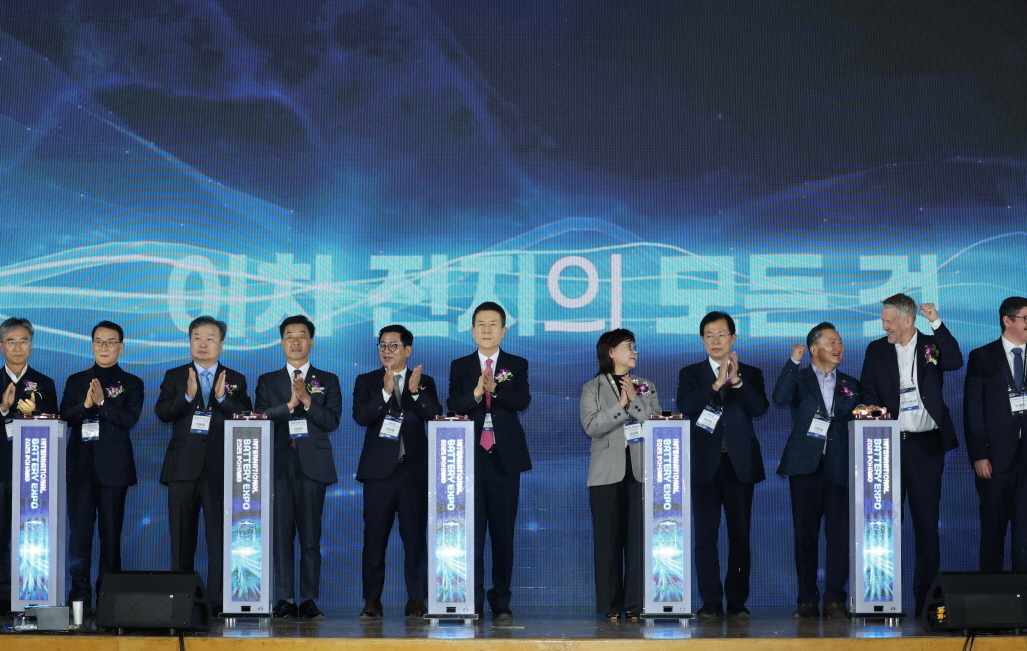 ‘국제 배터리 엑스포 2025 포항’이 포스텍 대학체육관에서 3일 개막했다.[포항시 제공]