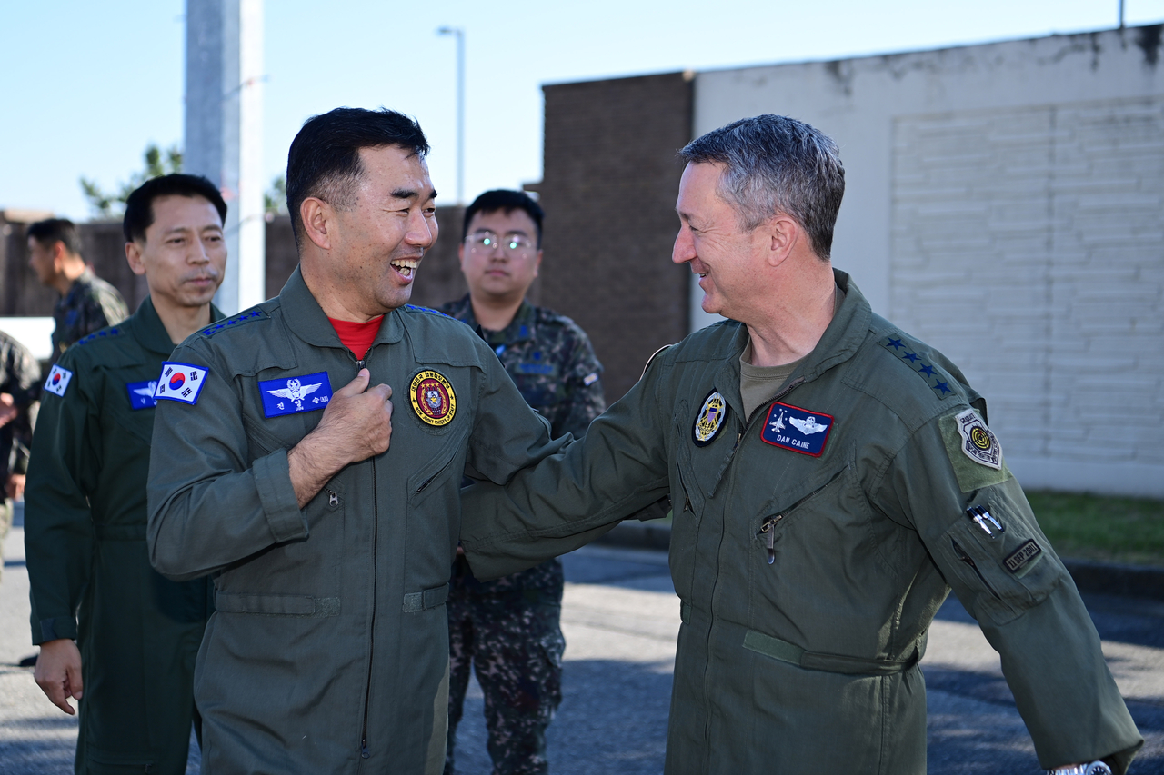 Joint Chiefs of Staff Chairman Gen. Jin Yong-sung (left) and his U.S. counterpart, Gen. Dan Caine, head to Osan Air Base in Pyeongtaek, south of Seoul, on Monday to perform a joint commander's flight, in this photo provided by Jin's office. (Yonhap)
