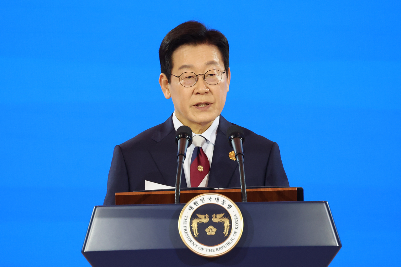 President Lee Jae Myung speaks during a gala dinner he hosted for leaders of APEC member countries in Gyeongju, North Gyeongsang Province, on Friday. (Yonhap)