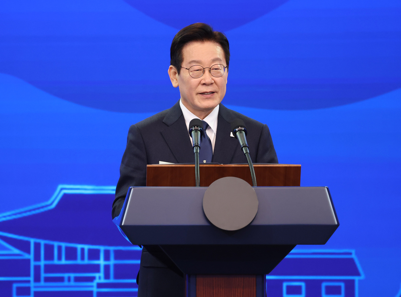 President Lee Jae Myung delivers his remarks during a state dinner with Chinese President Xi Jinping in Gyeongju, North Gyeongsang Province, Saturday. (Yonhap)