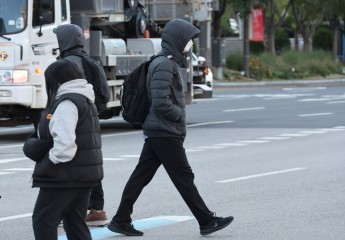 서울 동북·서남권을 비롯해 내륙을 중심으로 곳곳에 한파주의보가 내려진 3일 오전 서울 시내 거리에서 시민들이 발걸음을 재촉하고 있다. [연합]