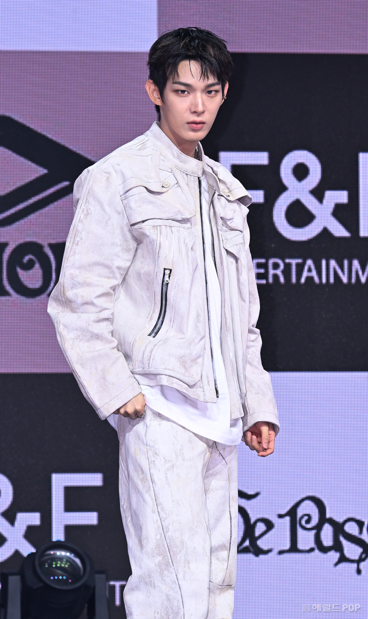 [헤럴드POP=윤병찬 기자] 그룹 아홉(AHOF/스티븐, 서정우, 차웅기, 장슈아이보, 박한, 제이엘, 박주원, 즈언, 다이스케)이 4일 오후 서울 광진구에 위치한 예스24 라이블 홀에서 두 번째 미니앨범 ‘The Passage(더 패시지)’ 발매 기념 쇼케이스에 참석해 포토타임을 가지고 있다.