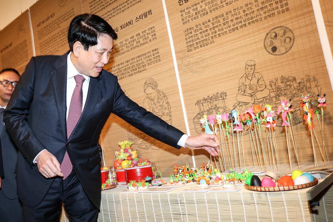 Vietnamese President Luong Cuong visits ASEAN Culture House, operated by the Korea Foundation, in Busan on Saturday. (ASEAN Culture House)