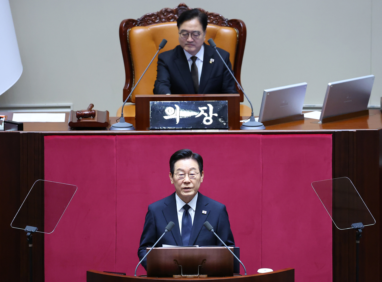 President Lee Jae Myung (bottom) delivers his budget speech at the National Assembly in Seoul on Tuesday, as National Assembly Speaker Woo Won-shik watches. (Yonhap)