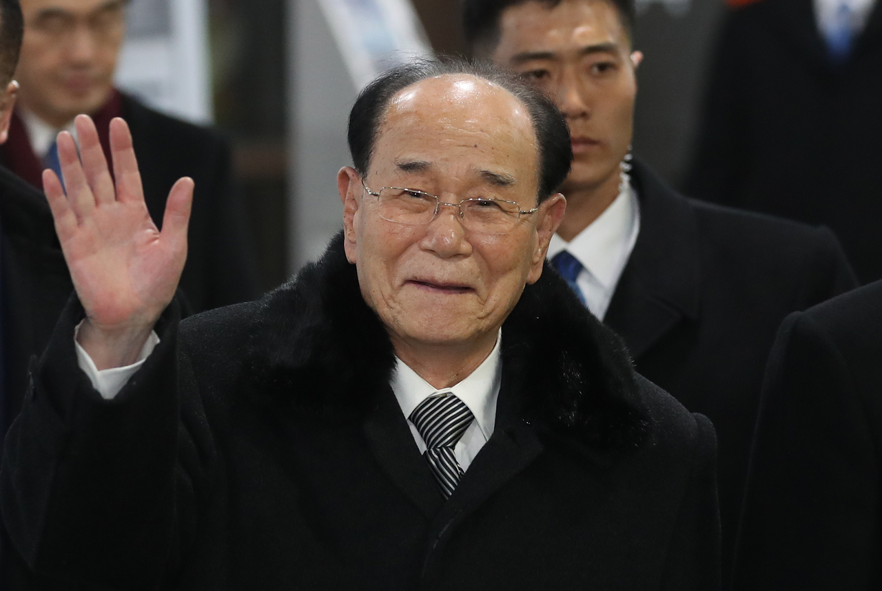 Kim Yong-nam, then president of North Korea’s Presidium of the Supreme People’s Assembly, waves upon arriving at Skybay Hotel in Gangneung for a Unification Ministry dinner during the 2018 PyeongChang Winter Olympics. (Yonhap)