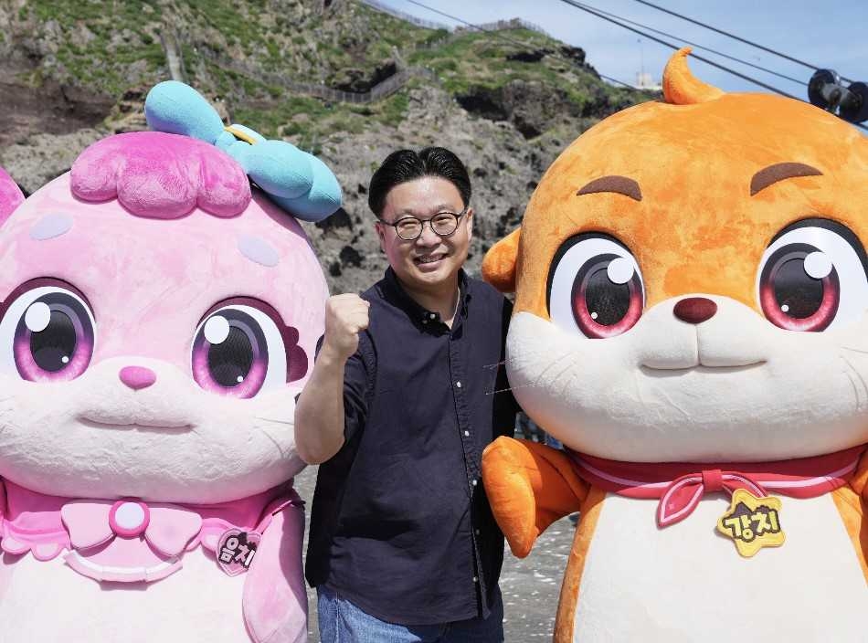 ‘강치 아일랜드’에 등장하는 캐릭터와 서경덕 교수가 독도에서 포즈를 취하고 있다.[서경덕 교수제공]