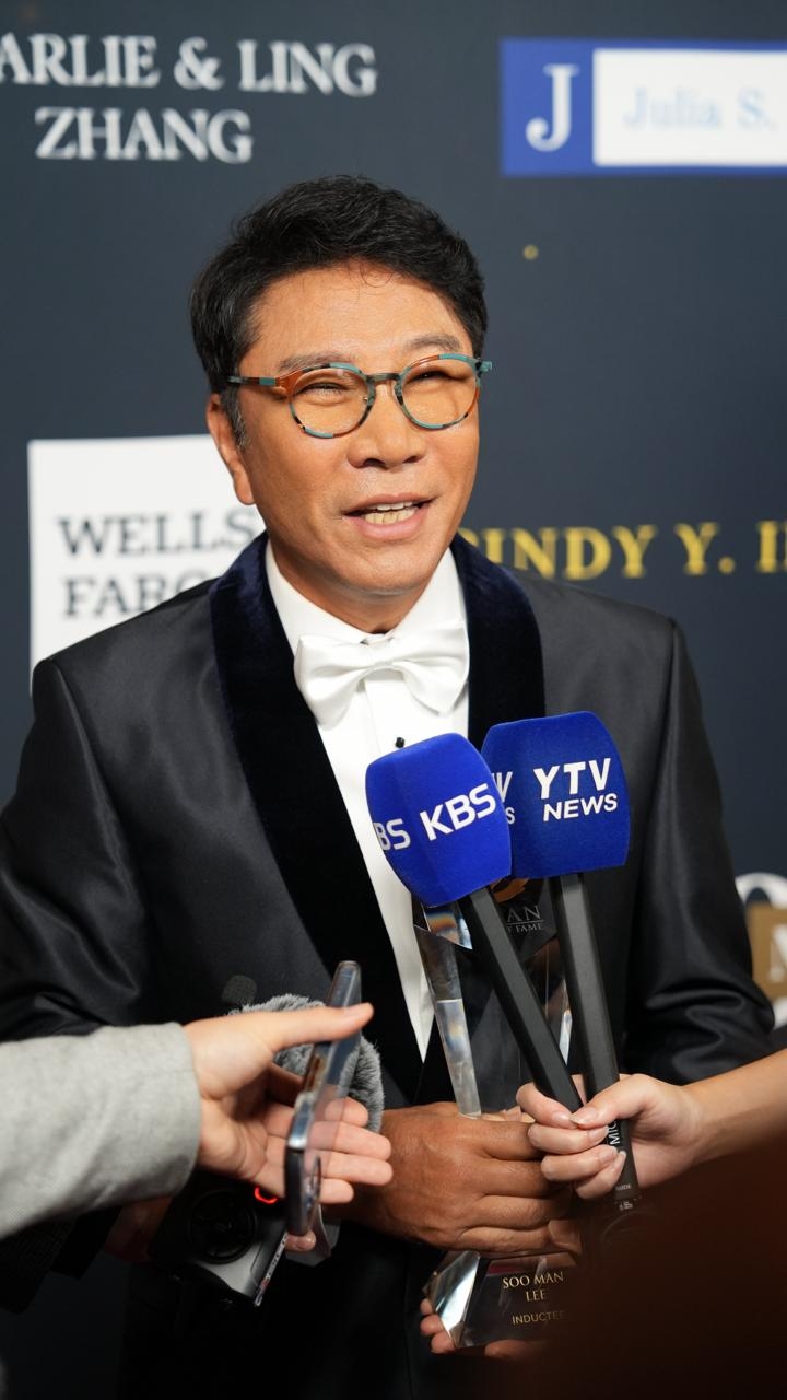 Lee Soo-man speaks to reporters at the 2025 Asian Hall of Fame induction ceremony held at The Biltmore Hotel in Los Angeles, Saturday. (A20 Entertainment)