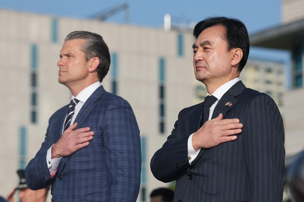 Defense Minister Ahn Gyu-back (right) and US Secretary of Defense Pete Hegseth stand before the national flags during an honor guard ceremony at the Ministry of National Defense in Seoul, ahead of the 57th ROK-US Security Consultative Meeting on Tuesday. (Yonhap)