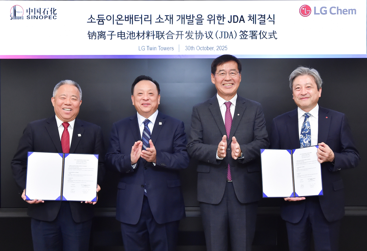 LG Chem Vice Chairman Shin Hak-cheol (center right) and Sinopec Chairman Hou Qijun (center left) pose for a photo at the signing ceremony for co-development of sodium ion battery materials, at the company's headquarters in Seoul on Oct. 30. (LG Chem)