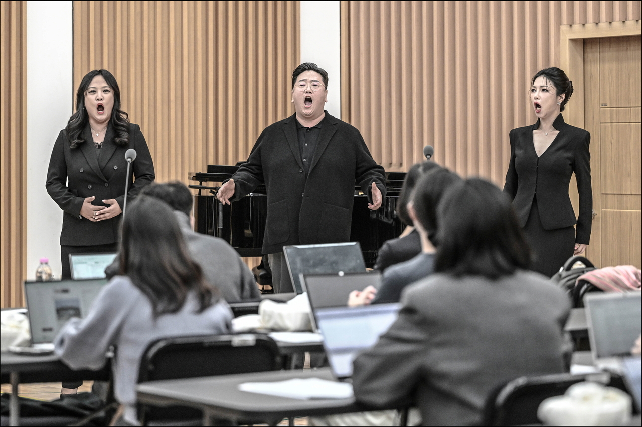 (From left) Soprano Cho Sun-hyung, tenor Kook Yoon-Jong and mezzo soprano Kim Saelin, cast of the Seoul Metropolitan Opera's "Aida," sing during a press conference on Oct. 21 at the Sejong Center for the Performing Arts. (Sejong Center)